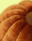 Peluche Amuseables Carole Canelé Jellycat, gros plan sur le velours côtelé
