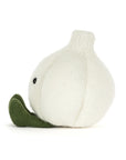 Peluche Amuseables Garlic Jellycat, de profil, avec son pied vert