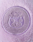 Peluche Amuseables May Macaron Lavender Jellycat, gros plan sur le logo brodé
