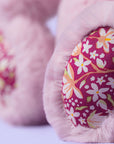 Peluche Thistlepop Blossom Luxe Bunny Original Jellycat, gros plan sur l'oreille imprimée