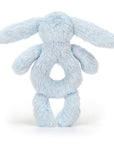 Hochet Bashful Blue Bunny Ring Rattle Jellycat, vue de dos, anneau central