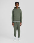 Jogging garçon Sweat Pant Deep Depths Lyle & Scott porté, vue de face