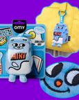 Peluche porte-clés Sweet Buddies Miky OMY, dans son emballage et accrochée à un sac