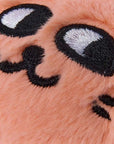 Détail brodé de la mini peluche Mewchi Sweet Buddies OMY