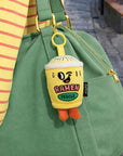 Mini peluche porte-clés Noo Sweet Buddies OMY accrochée à un sac vert