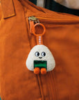 Mini peluche porte-clés Yuki Sweet Buddies OMY accrochée à un sac orange