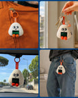 Porte-clés peluche Yuki Sweet Buddies accroché à un sac, des clés, une voiture et un jean