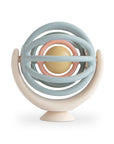 Jouet d'éveil bébé balle à ventouse Suction Spinner Mushie, balle en silicone avec ventouse