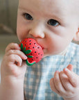 Sweetie the Strawberry Oli & Carol - mesure 6,4 x 6 x 3 cm, facile à tenir et à mâcher