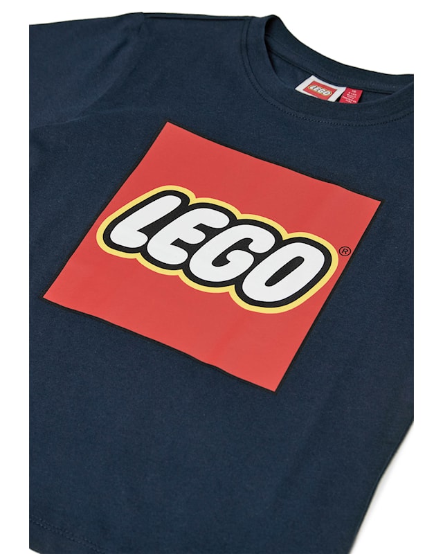 T-shirt LEGO® LWTANO 631 bleu marine - imprimé LEGO emblématique sur le devant