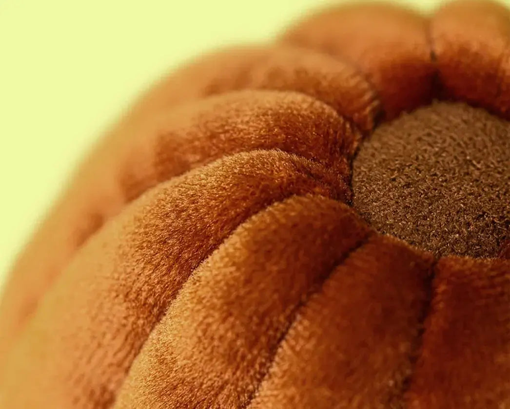 Peluche Amuseables Carole Canelé Jellycat, gros plan sur le velours côtelé