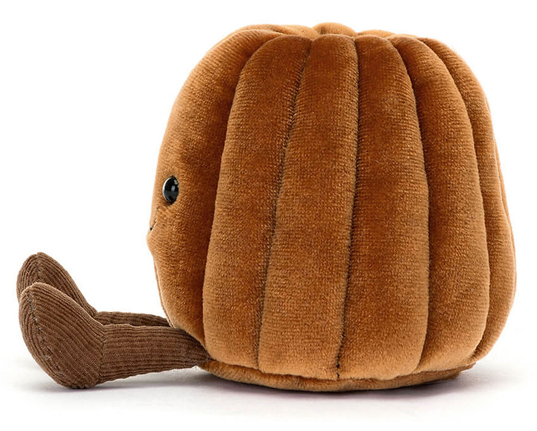 Peluche Amuseables Carole Canelé Jellycat, de profil, avec ses pieds
