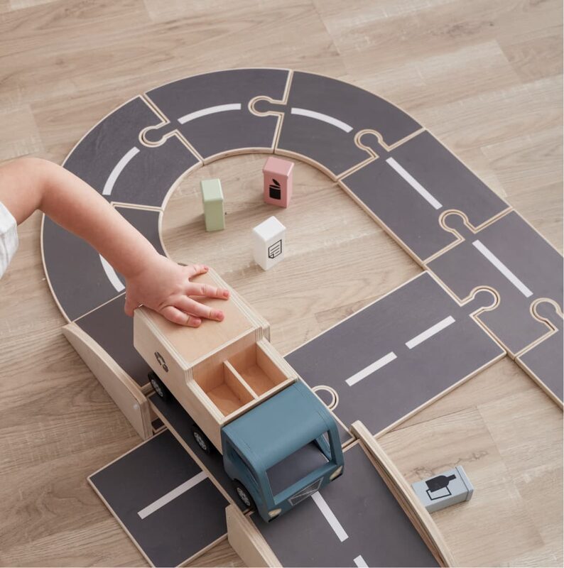 AIDEN car track