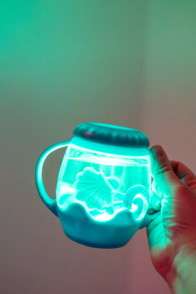Mini Sensory Jar Glo Pals bleu qui s'illumine au contact de l'eau, lumière turquoise douce