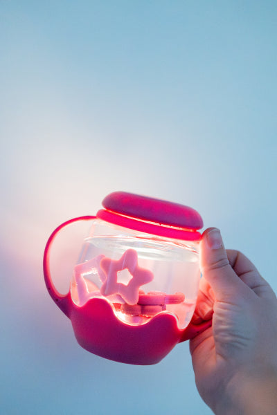 Glo Pals Mini Sensory Jar rose, bocal à deux anses qui s'illumine au contact de l'eau