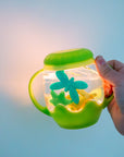 Glo Pals Mini Sensory Jar vert, bocal à deux anses qui s'allume quand on verse de l'eau
