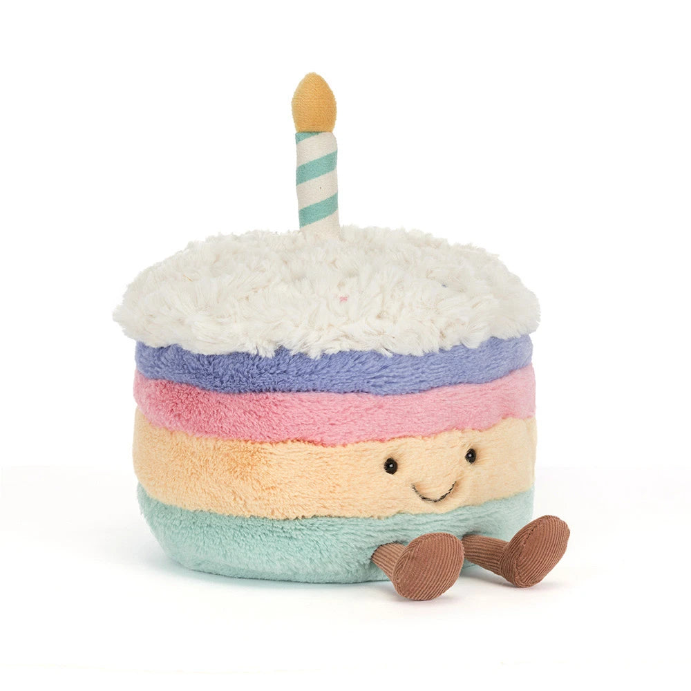 Peluche Amuseables Rainbow Birthday Cake Jellycat, de face, avec sa bougie