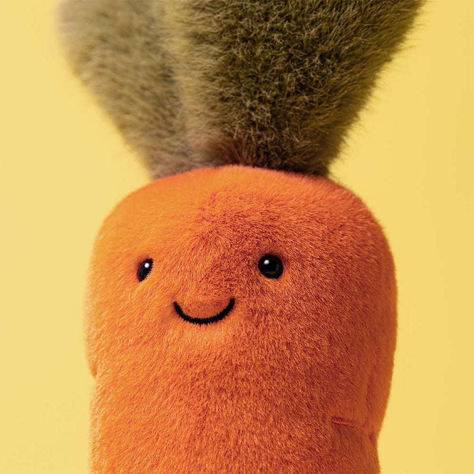 Peluche Amuseables Carrot Jellycat, gros plan sur le visage souriant