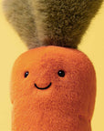 Peluche Amuseables Carrot Jellycat, gros plan sur le visage souriant