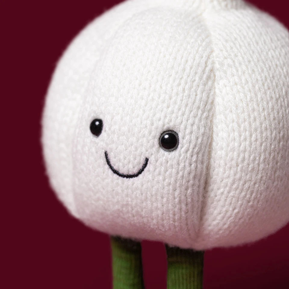 Peluche Amuseables Garlic Jellycat, gros plan sur le visage souriant