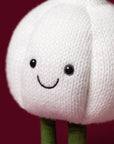 Peluche Amuseables Garlic Jellycat, gros plan sur le visage souriant