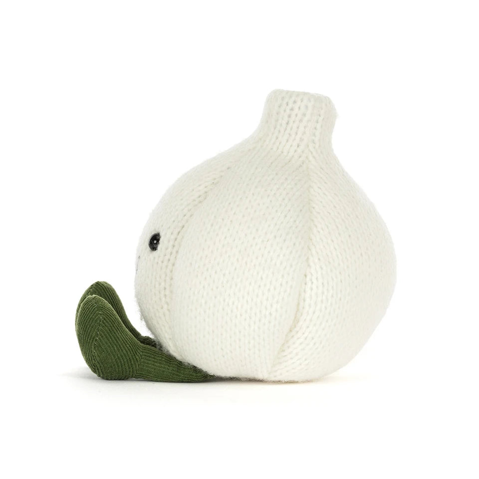 Peluche Amuseables Garlic Jellycat, de profil, avec son pied vert