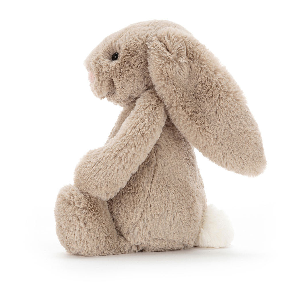 Peluche Bashful Beige Bunny Medium Jellycat, de profil, avec ses longues oreilles