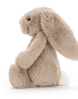 Peluche Bashful Beige Bunny Medium Jellycat, de profil, avec ses longues oreilles