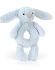 Hochet Bashful Blue Bunny Ring Rattle Jellycat, de face, bleu ciel