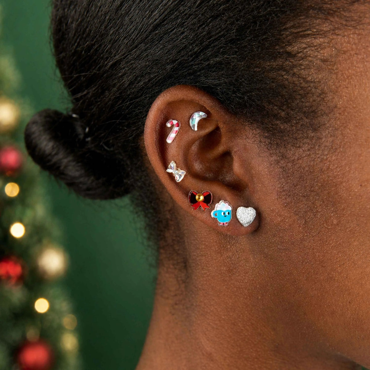 Boucles d'oreilles autocollantes de Noël OMY, rennes et sapins pour enfant, mise en situation