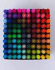 Box de 100 feutres double-pointe pinceau et extra fine OMY, 100 teintes, mise en situation