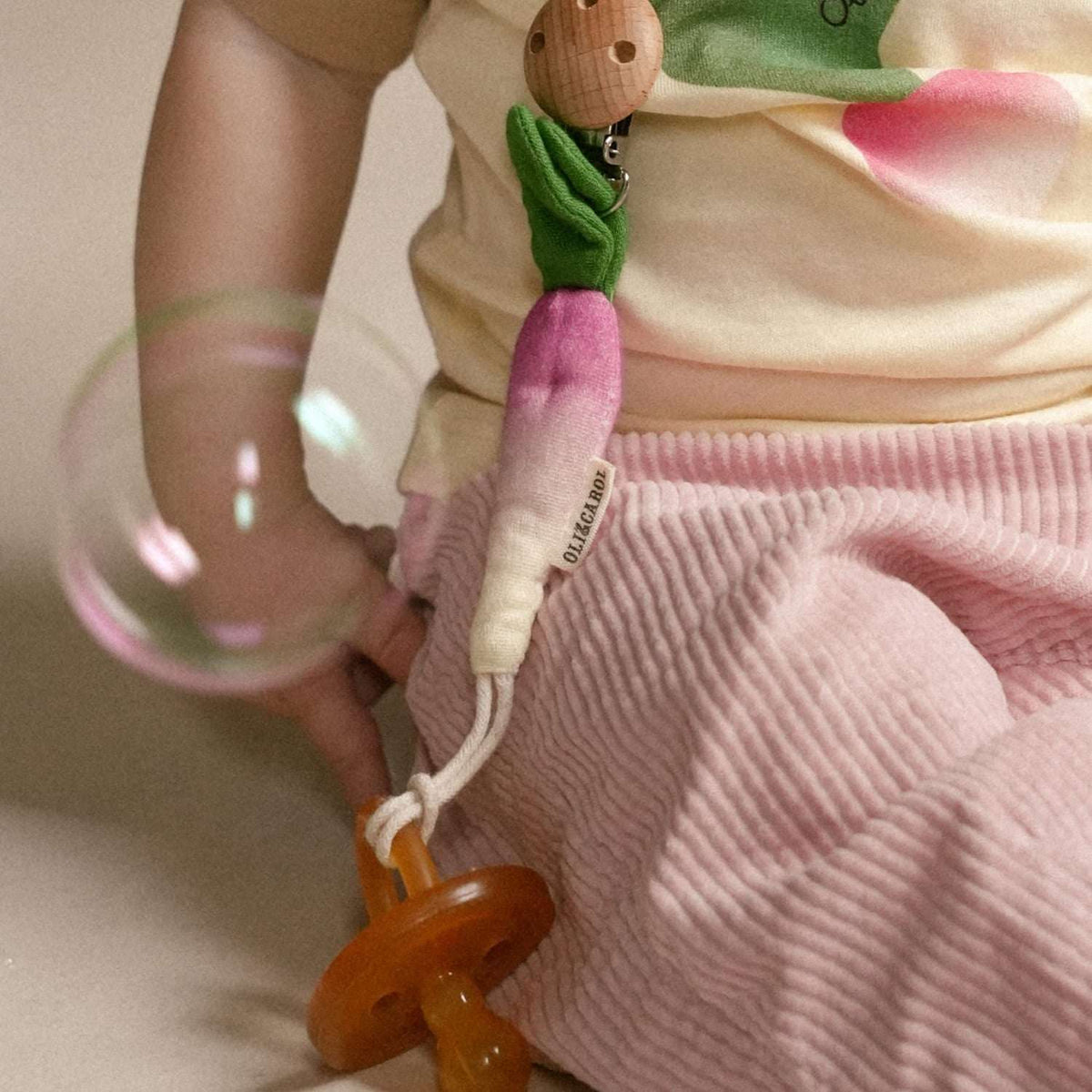 Ramona the Radish Attache-Tétine Oli &amp; Carol - mesure environ 15 cm, attache tétine ou anneau de dentition