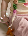 Ramona the Radish Attache-Tétine Oli & Carol - mesure environ 15 cm, attache tétine ou anneau de dentition