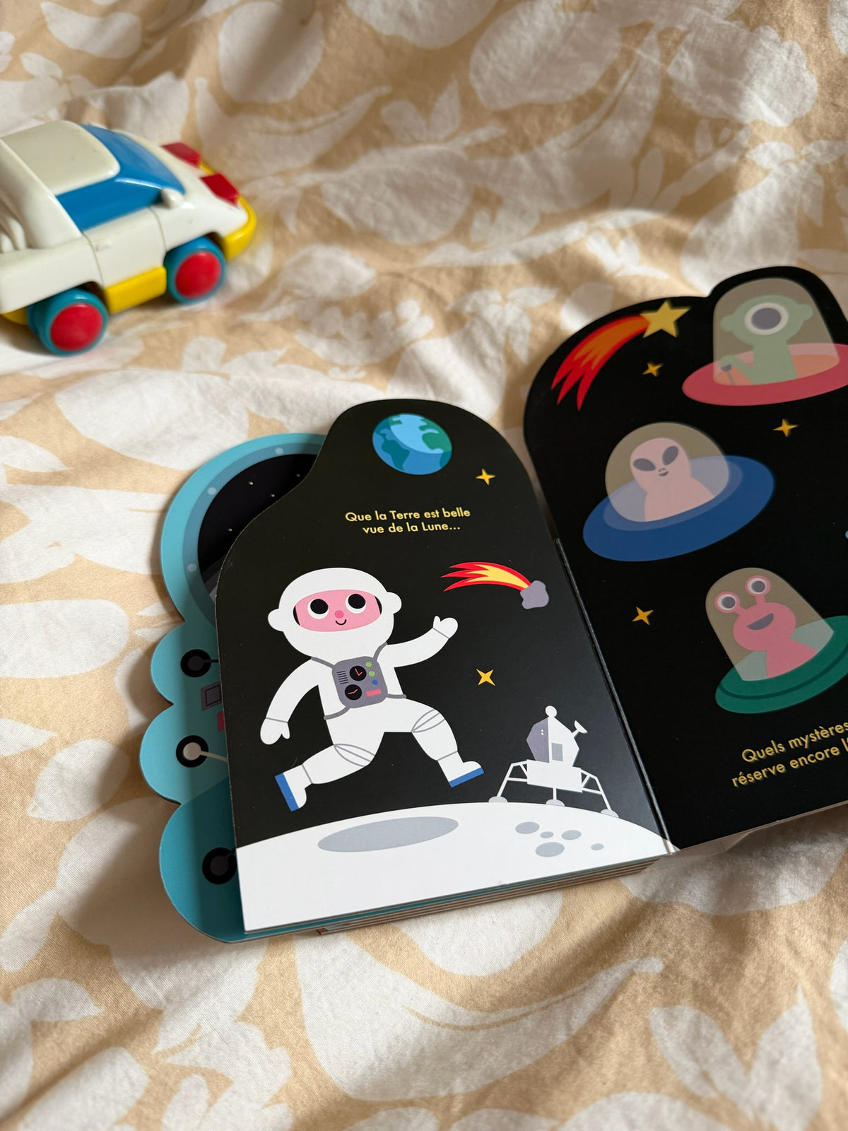 L’Espace, imagier bébé tout-carton Marcel &amp; Joachim : pages découpées