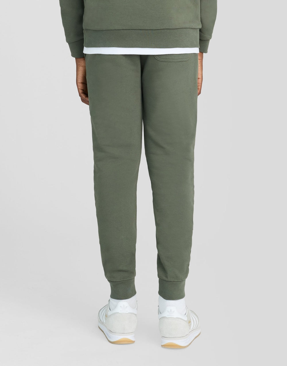 Jogging garçon Sweat Pant Deep Depths Lyle & Scott porté, vue de dos
