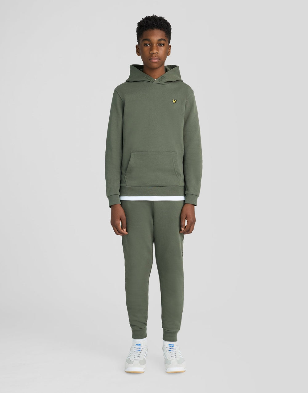 Jogging garçon Sweat Pant Deep Depths Lyle & Scott porté, vue de face

