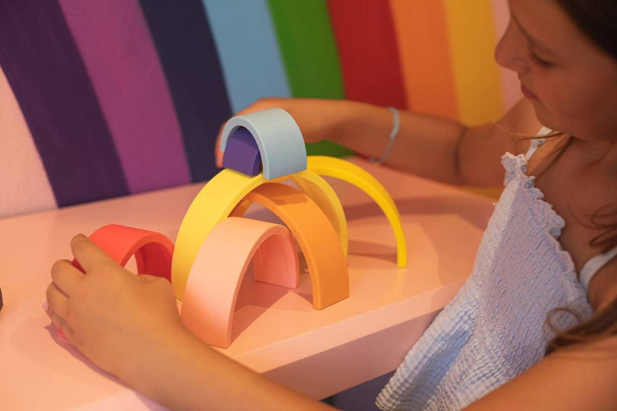 Arc-en-ciel en silicone Little L aux couleurs vives, jouet d'éveil qui égaie la chambre de l'enfant