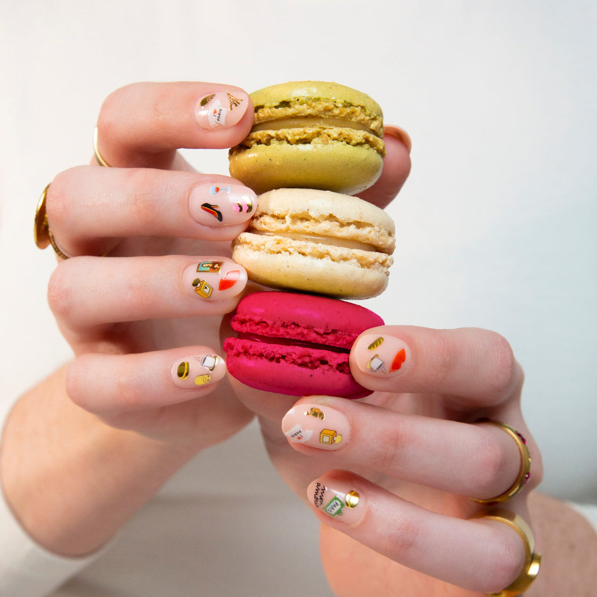 Stickers de nail art Paris fluo OMY, 120 motifs repositionnables, mise en situation