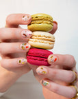 Stickers de nail art Paris fluo OMY, 120 motifs repositionnables, mise en situation