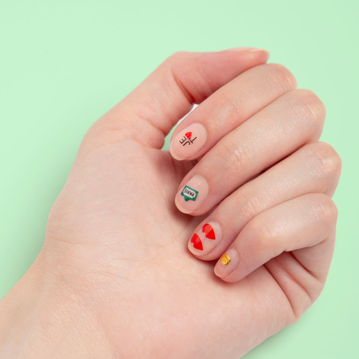Stickers de nail art Paris fluo OMY, 120 motifs repositionnables, exemple d'utilisation
