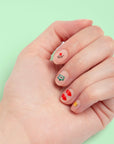 Stickers de nail art Paris fluo OMY, 120 motifs repositionnables, exemple d'utilisation