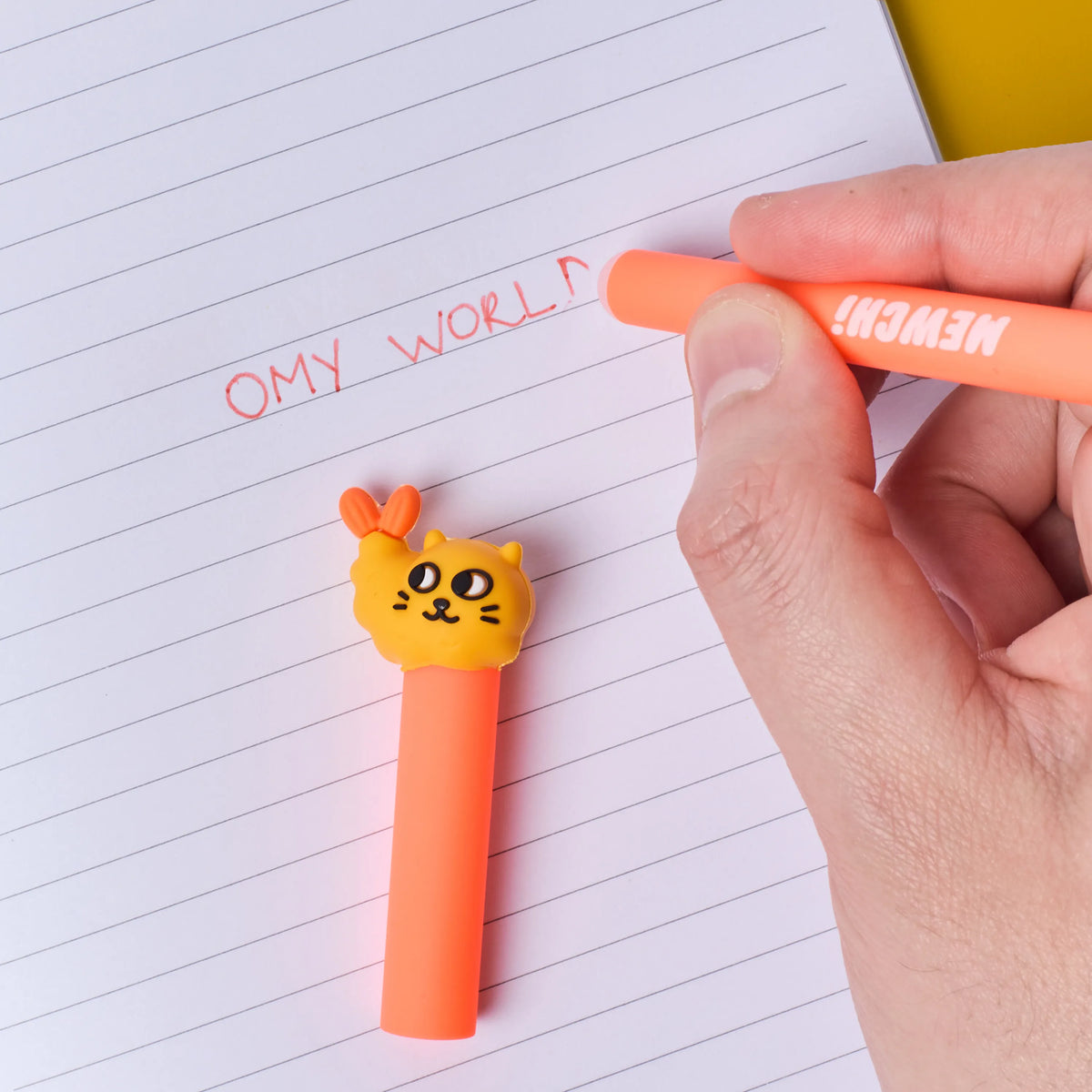 Duo de stylos effaçables Pen Buddies Mewchi et Noo OMY, mise en situation