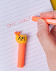 Duo de stylos effaçables Pen Buddies Mewchi et Noo OMY, mise en situation