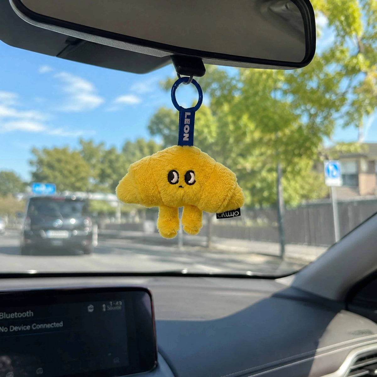 Mini peluche porte-clés Léon Sweet Buddies OMY accrochée dans une voiture