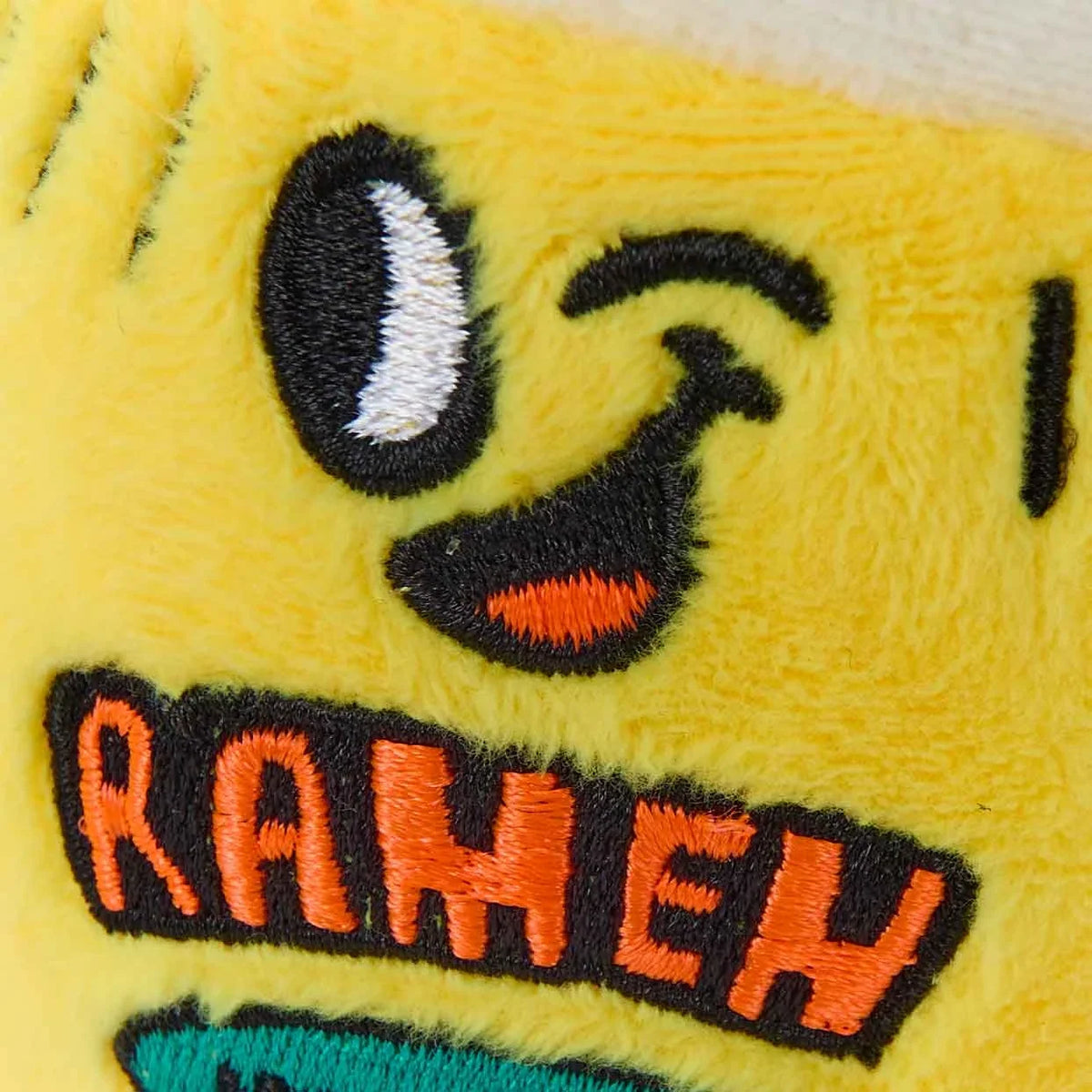 Détail brodé de la mini peluche Noo Sweet Buddies OMY