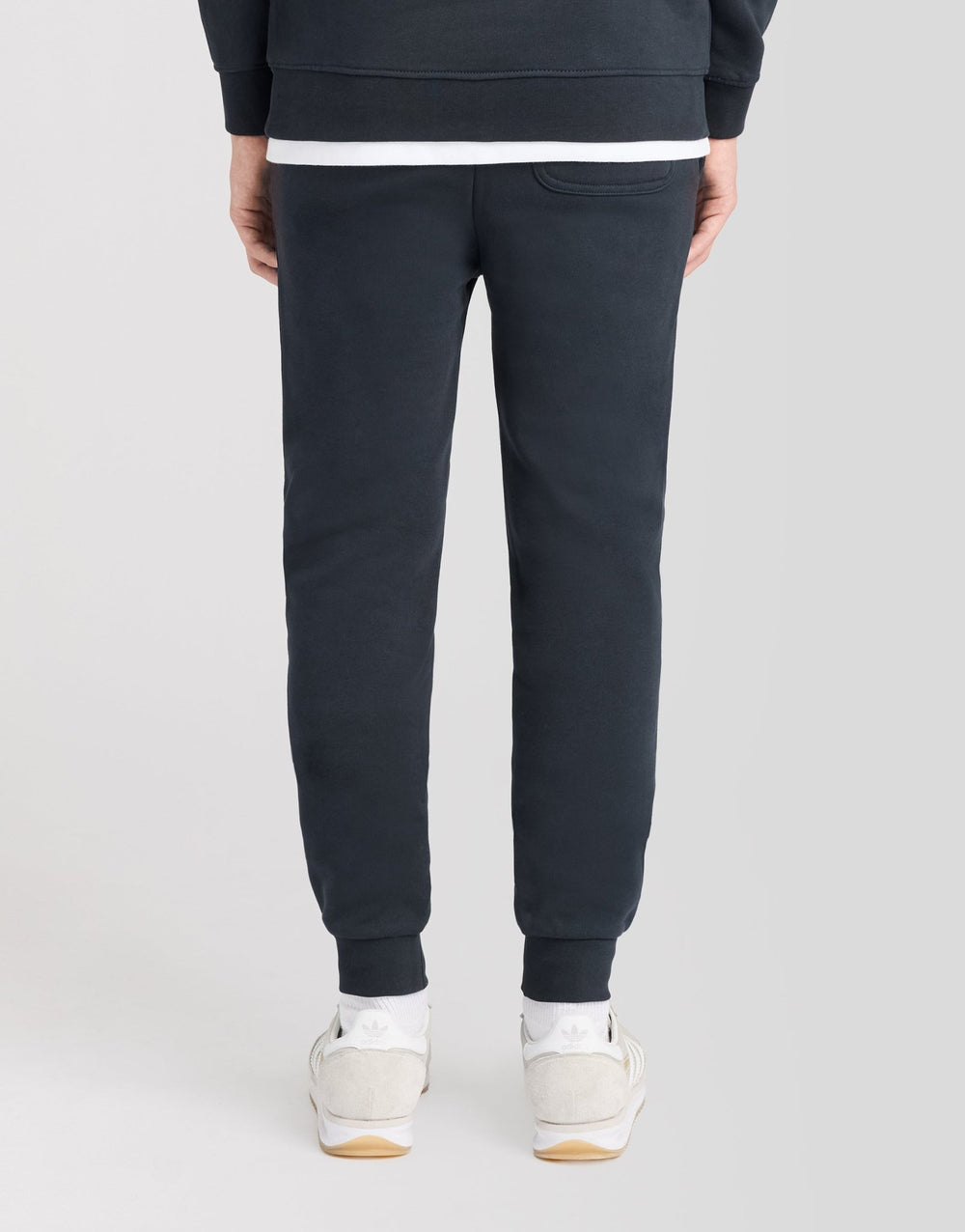 Pantalon de jogging garçon Brush Back Dark Navy Lyle & Scott porté, vue de dos