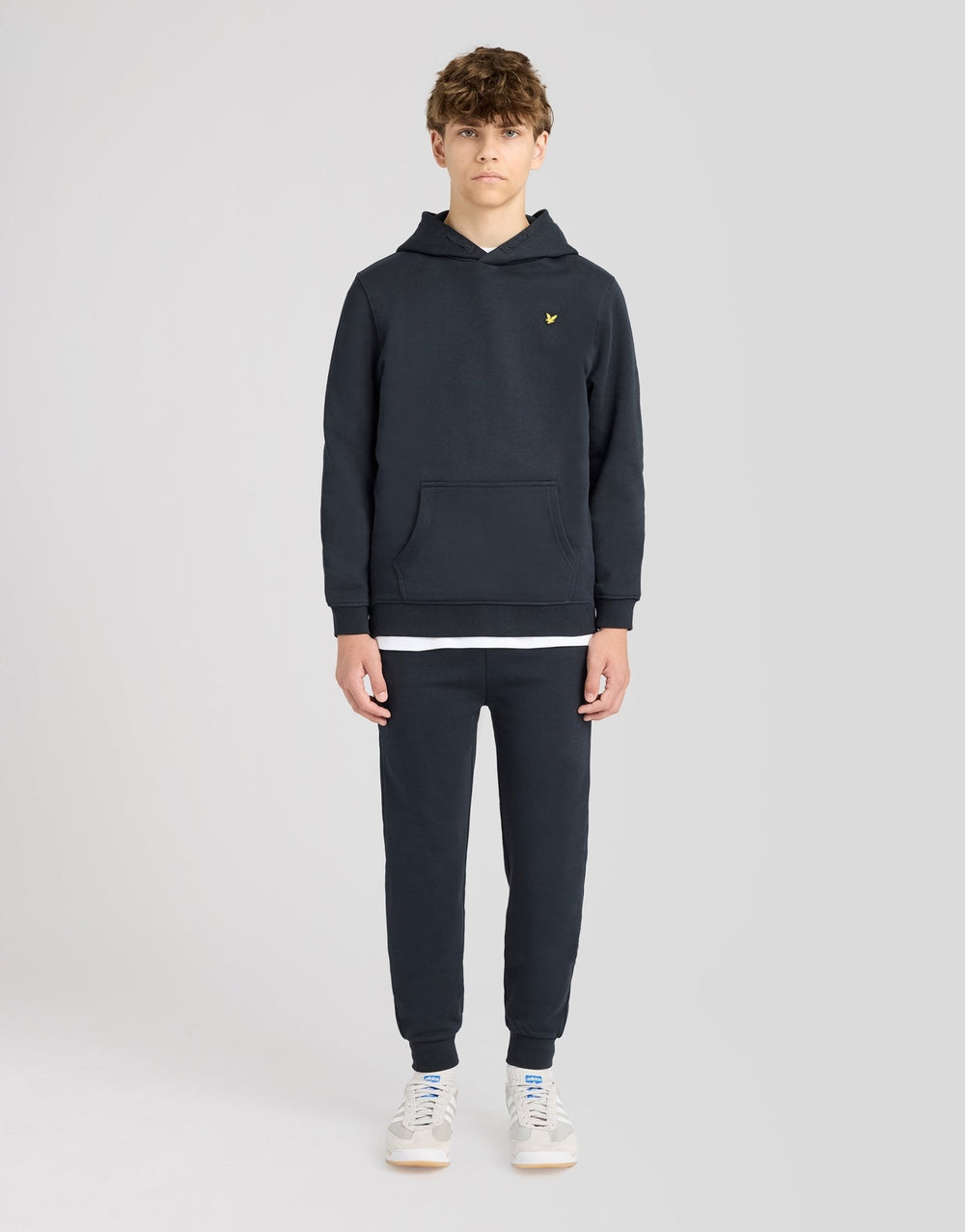 Pantalon de jogging garçon Brush Back Dark Navy Lyle & Scott porté, vue de face