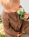 Cauliflower Rattle Toy Oli & Carol - en caoutchouc 100 % naturel