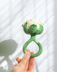 Cauliflower Rattle Toy Oli & Carol - facile à nettoyer à l'eau et au savon
