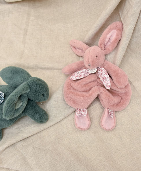 Doudou lapin rose poudré Lapin DOUDOU – idéal en cadeau de naissance